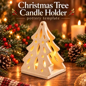 Può includere: Un portacandele in ceramica beige a forma di albero di Natale con forme ritagliate e un piccolo foro in alto. Il testo "Christmas Tree Candle Holder pottery template" è stampato sopra l'oggetto in marrone con bacche rosse decorative.