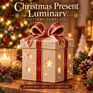 Peut inclure: Un modèle de poterie luminaire en forme de cadeau de Noël, composé d'une boîte crème avec des rubans rouges et un couvercle amovible. Les côtés présentent des découpes en forme d'étoiles et de petits points laissant passer la lumière.