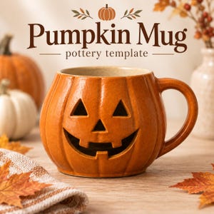 Pode incluir: Uma caneca de cerâmica laranja brilhante em forma de abóbora com um rosto de lanterna esculpido, olhos triangulares e um sorriso largo. O texto Pumpkin Mug pottery template é exibido acima da caneca em letras castanho-escuras.