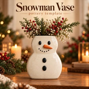 Op de afbeelding: Een crèmekleurige keramische sneeuwmanvaas met een wortelvormige neus, twee zwarte ogen, een gestippelde glimlach en twee zwarte knopen op de romp. De tekst "Snowman Vase pottery template" staat boven de vaas, die gevuld is met groen en rode bessen.
