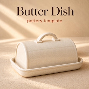Könnte beinhalten: Eine cremefarbene Keramik-Butterdose mit gesprenkelter Oberfläche, bestehend aus einem rechteckigen Unterteil und einem gewölbten Deckel mit einem mittigen, bogenförmigen Griff. Der Text "Butter Dish pottery template" steht in Dunkelbraun darüber.