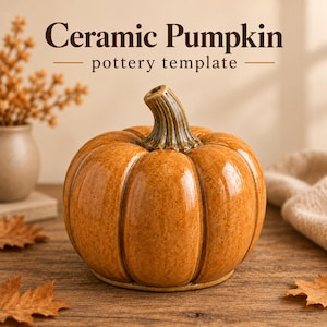 Może przedstawiać: Błyszcząca pomarańczowa ceramiczna dynia z teksturowaną brązową łodygą. Tekst Ceramic Pumpkin pottery template znajduje się nad obiektem. Dynia posiada głębokie pionowe żłobienia oraz gładkie, odblaskowe wykończenie na zaokrąglonym korpusie.