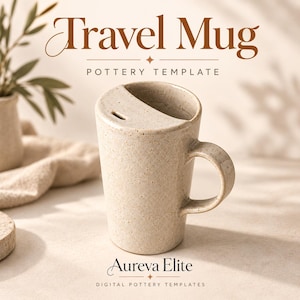 Könnte beinhalten: Ein gesprenkelter beiger Keramik-Reisebecher mit Henkel und einem halbkreisförmigen Deckel mit kleiner rechteckiger Öffnung. Der Text "Travel Mug POTTERY TEMPLATE" und "Aureva Elite DIGITAL POTTERY TEMPLATES" ist in Braun über und unter dem Becher gedruckt.