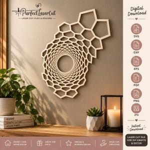 Könnte beinhalten: Ein helles Wandkunstobjekt aus Holz mit einem geometrischen Wabenmuster, das spiralförmig zu einer zentralen kreisförmigen Öffnung führt. Das Design ist als digitaler Download in den Formaten SVG, DXF, EPS, PDF, PNG und JPG erhältlich.