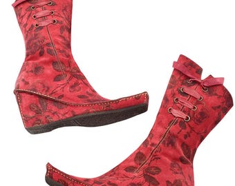 Botas de cuña vintage raras de Pons Quintana de ante rojo con estampado floral, diseñador español, talla EU 38, archivo de moda Y2K.