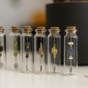 Mini pote de vidro artesanal com pedra de nascimento natural para guardar como lembrança.