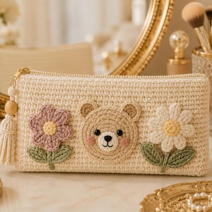 Astuccio all'uncinetto con orsetto e fiori - MODELLO: Pochette con cerniera a punto seme (Download PDF)