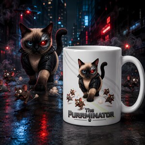 Pode incluir: Uma caneca de cerâmica branca com o gráfico de um gato siamês vestido com uma jaqueta de couro preta e um olho robótico, cercado por ratos correndo. O texto "The Purrminator" está impresso em letras cinzas em negrito sob o gato.