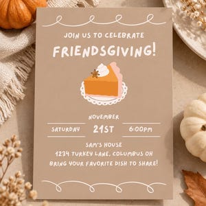 Op de afbeelding: Een beige rechthoekige Friendsgiving uitnodigingskaart met een stuk pompoentaart, slagroom en een steranijs. De tekst luidt: JOIN US TO CELEBRATE FRIENDSGIVING! NOVEMBER 21ST SATURDAY 6:00PM SAM'S HOUSE 1234 TURKEY LANE, COLUMBUS OH.