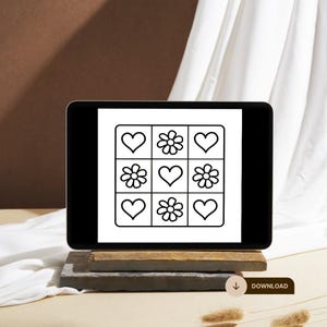 Può includere: Uno schermo di tablet digitale che mostra un motivo a griglia in bianco e nero con icone a linee di cuori e fiori. Il tablet è posizionato su blocchi di pietra impilati, con un piccolo pulsante con la scritta DOWNLOAD nell'angolo.