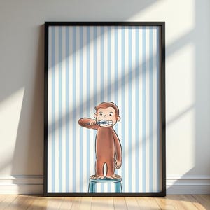 Pode incluir: Uma impressão de arte emoldurada apresentando um macaco castanho em pé num banco azul-claro enquanto escova os dentes. O fundo consiste em riscas verticais azul-claras e brancas. A moldura é preta e de formato retangular.