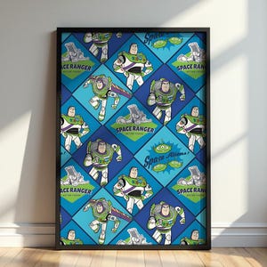Könnte beinhalten: Ein gerahmter, rechteckiger Wandkunstdruck mit einem sich wiederholenden Rautenmuster aus Buzz Lightyear und grünen dreiäugigen Außerirdischen. Das Design enthält den Text Space Ranger Action Figure und Space Aliens in Blau, Grün und Weiß.