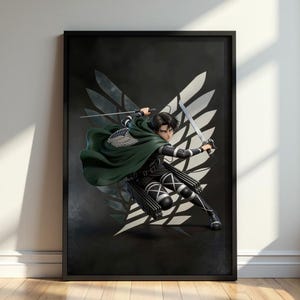 Op de afbeelding: Een ingelijste kunstdruk met een anime-personage met donker haar in een dynamische gevechtshouding. Het figuur draagt een donkergroene cape met een wit embleem, zwarte tactische uitrusting en houdt twee zilveren zwaarden voor een wit vleugellogo.