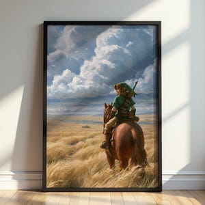 Op de afbeelding: Een ingelijste kunstdruk met een figuur in een groene tuniek en capuchon op een bruin paard in een uitgestrekt, goudkleurig grasveld. De scène toont een dramatische, bewolkte blauwe lucht boven de horizon, met een zwaard op de rug van de ruiter.