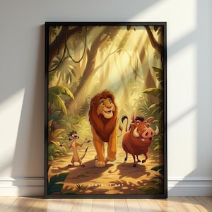 Può includere: Una stampa artistica da parete verticale incorniciata raffigurante un leone, un suricato e un facocero in stile cartone animato che camminano in una giungla soleggiata. I personaggi sono in uno stile animato vivace con fogliame. Testo: DEMINI X ART.
