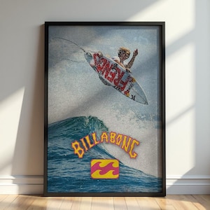 Könnte beinhalten: Ein gerahmter Wandkunstdruck, der einen Surfer in der Luft auf einem Surfbrett mit dem Text FRIENDS auf dem Brett zeigt. Unter dem Surfer ist eine große Meereswelle mit dem gelben Schriftzug BILLABONG und einem gelb-rosa Wellenlogo abgebildet.