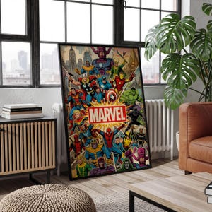 K&ouml;nnte beinhalten: Ein rechteckiges gerahmtes Poster mit einer farbenfrohen Comic-Illustration verschiedener Marvel-Charaktere, darunter Spider-Man, Thor, Iron Man, Hulk und Thanos, die ein zentrales rot-wei&szlig;es Marvel-Logo vor einer Stadtkulisse umgeben.