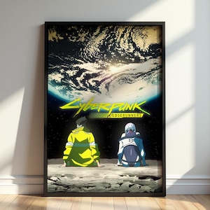 Könnte beinhalten: Ein gerahmtes Poster mit zwei animierten Figuren, die auf einer Mondoberfläche sitzen und auf die Erde im Weltraum blicken. Der Text Cyberpunk Edgerunners ist in leuchtendem Gelb und Grün in der Mitte des dunklen kosmischen Hintergrunds gedruckt.