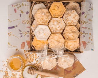 Mini saponette a nido d'ape come bomboniere: latte di capra, miele e farina d'avena - perfette per matrimoni e baby shower.