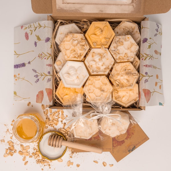Mini saponette a nido d'ape come bomboniere: latte di capra, miele e farina d'avena - perfette per matrimoni e baby shower.