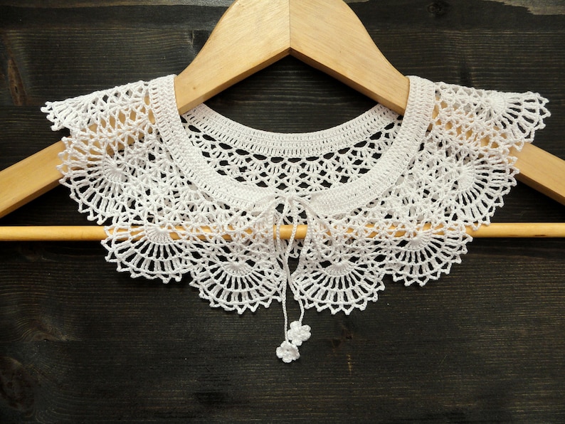 Crochet lace collar necklace dissent / Detachable Peter Pan collar / Crochet Victorian collar 