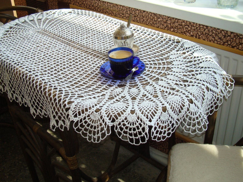 Handarbeit häkeln Tischdecke weißer Spitze Restaurant Deckel Vintage Häkeln tischdecke auf dem Tisch. Handarbeit