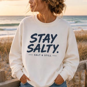 Stay Salty Küsten-Sweatshirt, Vintage-inspiriertes Rundhals-Sweatshirt, Geschenk für Strandliebhaber Bild 2