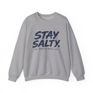 Stay Salty Küsten-Sweatshirt, Vintage-inspiriertes Rundhals-Sweatshirt, Geschenk für Strandliebhaber Bild 5