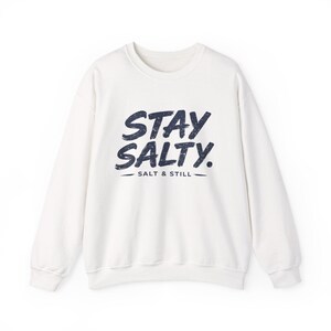 Stay Salty Küsten-Sweatshirt, Vintage-inspiriertes Rundhals-Sweatshirt, Geschenk für Strandliebhaber Bild 3