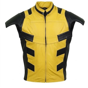 Puede incluir: Un chaleco de cuero sin mangas con una base de color amarillo vibrante y paneles negros en contraste en los hombros, el pecho y los costados. La prenda incluye un cuello alto, un cierre de cremallera central frontal y detalles estructurados en los hombros.