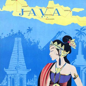 以下が含まれることがあります： VISIT JAVA ONLY 36 HOURS FROM SINGAPOREと書かれたヴィンテージの旅行ポスター。都市名が記されたジャワ島の黄色い地図、寺院のシルエットが描かれた青い背景、そして金の装飾品と伝統的な衣装を身にまとった人物が描かれています。