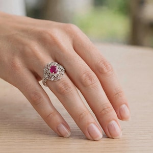 Vintage Round Ruby Ring in 925 Sterling Silver – Filigree Lace Floral Halo Ring – Art Deco Red Gemstone Statement Band, July Birthstone Gift