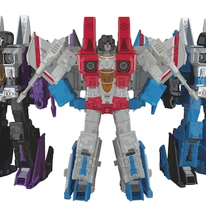 Puede incluir: Tres figuras de acción de robots articulados de pie en fila. La figura de la izquierda es morada, negra y plateada. La figura central es roja, blanca y azul. La figura de la derecha es azul, negra y plateada. Cada figura tiene alas, rejillas de ventilación en el pecho y una cabeza con máscara facial.