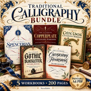 Op de afbeelding: Een verzameling van vijf kalligrafie-werkboeken getiteld The Ultimate Spencerian, Copperplate, Celtic Uncial, Gothic Blackletter en Calligraphy Flourishing. De set bevat een vulpen, een inktpot en een label met 5 Workbooks 200 Pages.