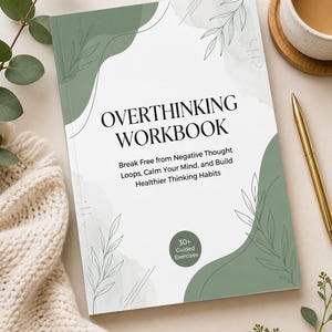 以下が含まれることがあります： OVERTHINKING WORKBOOKというタイトルのワークブック。サブタイトルはBreak Free from Negative Thought Loops, Calm Your Mind, and Build Healthier Thinking Habits。表紙にはセージグリーンの抽象的な形と葉の線画が描かれています。