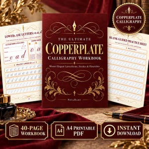 Op de afbeelding: Een donkerrood werkboek getiteld The Ultimate Copperplate Calligraphy Workbook van NovaHabit, voorzien van gouden tekst en krullen. Het wordt getoond met twee open oefenpagina's, een zwarte inktpot en een vulpen op een rode fluwelen stof.