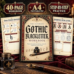 Könnte beinhalten: Ein 40-seitiges, als A4-PDF druckbares Arbeitsbuch mit dem Titel The Ultimate Gothic Blackletter Workbook, das Anleitungsseiten zu Grundstrichanatomie und dekorativen Initialen enthält, ergänzt durch ein schwarzes Tintenfass und eine Feder.