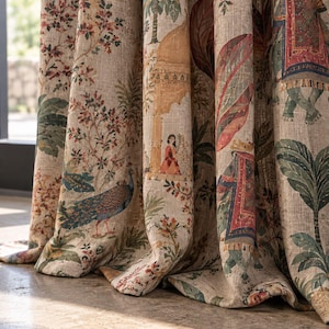 Puede incluir: Una cortina de cuerpo entero hecha de tela beige texturizada con un estampado detallado de elefantes, pavos reales, palmeras y una persona bajo un arco. El patrón utiliza tonos apagados de verde, rojo, azul y marrón en toda la tela.