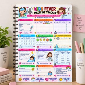 Op de afbeelding: Een spiraalgebonden koorts- en medicatietracker voor kinderen met twaalf secties voor het bijhouden van temperatuur, symptomen, hydratatie, medicatiedoseringen, doktersafspraken en algemene gezondheidsnotities.