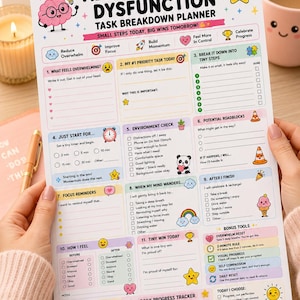 Pu&ograve; includere: Un pianificatore di attivit&agrave; ADHD executive dysfunction su carta bianca con sezioni colorate, icone e testo. Il layout include undici passaggi numerati, un tracker dei progressi giornalieri e strumenti bonus, con illustrazioni di cervello, stelle e animali.