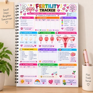 Può includere: Un'agenda per il monitoraggio della fertilità con rilegatura a spirale e sezioni colorate per registrare date del ciclo, muco cervicale, temperatura basale e sintomi. La pagina presenta illustrazioni dell'apparato riproduttivo femminile e cuori.