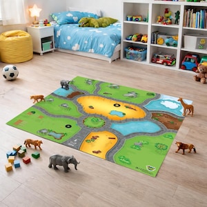 Könnte beinhalten: Eine rechteckige Spielmatte mit einer farbenfrohen Grafik zum Thema Zoo, die grüne Grasflächen, gelbe Sandgehege und blaue Wasserbereiche zeigt, welche durch graue Wege verbunden sind, ergänzt durch verschiedene Kunststoff-Tierfiguren.