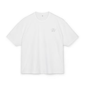 Peut inclure: Un t-shirt blanc uni à manches courtes avec une encolure ronde et une coupe décontractée. Sur la partie supérieure droite de la poitrine, se trouve un petit logo brodé en fil gris fin formant les lettres TLV en écriture cursive.