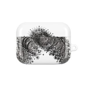 Pode incluir: Uma capa protetora branca para auriculares sem fios com uma ilustração detalhada a tinta preta de fases lunares, videiras florais intrincadas e pequenas estrelas. O design envolve a frente da capa retangular, que inclui uma argola lateral.