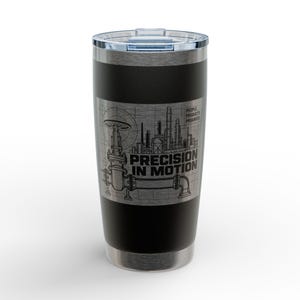 Puede incluir: Un vaso de acero inoxidable negro con tapa de plástico transparente. El frente presenta un gráfico rectangular plateado con una ilustración estilo plano técnico de tuberías industriales, una válvula y un horizonte urbano, con el texto "PRECISION IN MOTION" y "PEOPLE PRODUCTS PROGRESS".