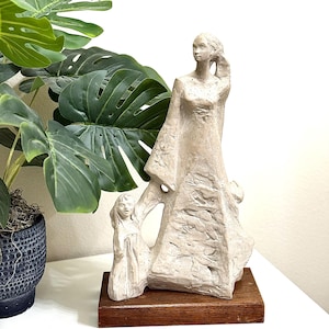 Austin Sculpture 15in Mother and Children Figural Austin Prod Statue, Intentionally Rustic Signed and Dated 1978