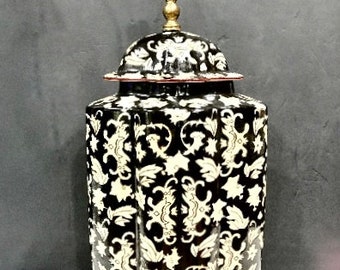 Vintage Ribbed Ginger Jar Glazed Ceramic Table Lamp on Dark Wood Footed Base, Black and White Scrolled Design, Wt 10lbs