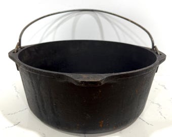 Lodge 800 Cast Iron Dutch Oven with Spiked Lid - Mid Century