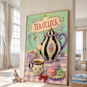 Puede incluir: Un cuadro enmarcado que muestra una tetera a rayas blancas y negras, dos tazas con motivos y tres macarons de colores sobre un mantel de cuadros morados. El texto TEA O'CLOCK aparece en rojo sobre un fondo verde claro.