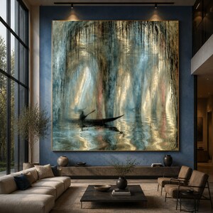 Op de afbeelding: Een groot vierkant wandkunstwerk met een abstract schilderij van een eenzame figuur in een kleine boot die door een grotachtige ruimte vaart met hangende stalactieten, glinsterende waterreflecties en een palet van diepblauw, goud en grijs.